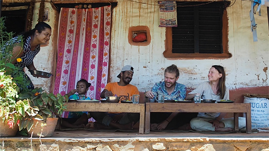 Anna Baranowski (rechts), Michael Moritz (2.v.r.) in "Namaste Himalaya - Wie ein Dorf in Nepal uns die Welt öffnete" (2021)