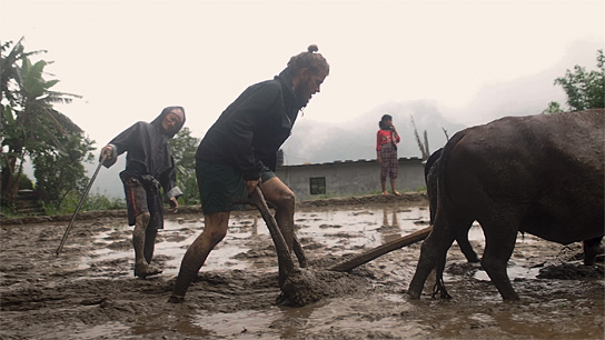 Michael Moritz (Mitte) in "Namaste Himalaya - Wie ein Dorf in Nepal uns die Welt öffnete" 