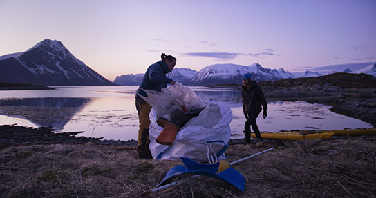 Steffen Krones (rechts) in "The North Drift - Plastik in Strömen" (2021)