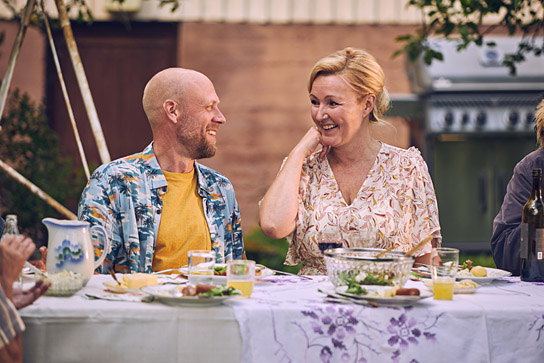 Iikka Forss, Mari Hynynen (v.l.n.r.) in "Grump – Auf der Suche nach dem Escort" (2022)