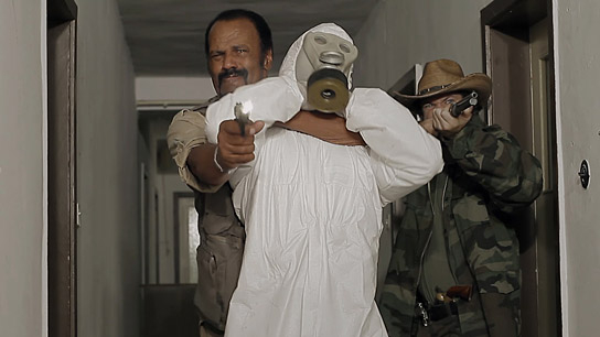 Fred Williamson (links), Everett Aponte (rechts) in "Atomic Eden" (2015)