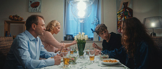 Andreas Luft, Andra Maria Braun, Konstantin Lohnes, Maren Hörschelmann (v.l.n.r.) in "Manchmal will ich schreien" (2022)