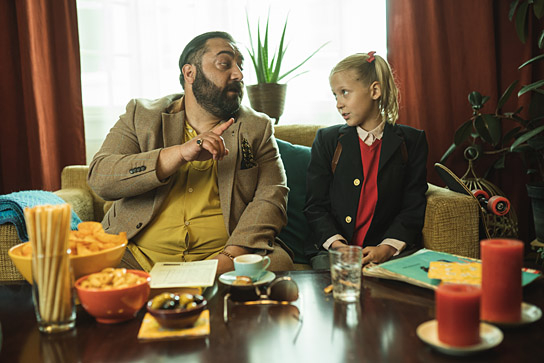 Kalias Mahadevan, Valerie / Violetta Arnemann (v.l.n.r.) in "Lucy ist jetzt Gangster" (2021)