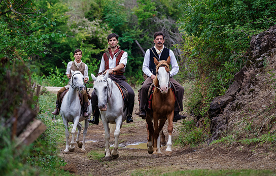 Nik Xhelilaj (mitte), Alban Ukaj (rechts) in "Luanas Schwur" (2021)