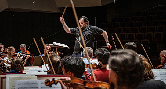 Andris Nelsons (Mitte) in "DORA - Flucht in die Musik" (2022)