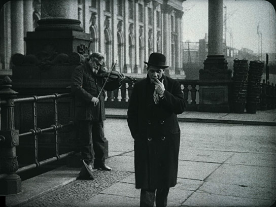 Screenshot mit Rudolf Schildkraut (links) aus "Das Wiegenlied" (1915)