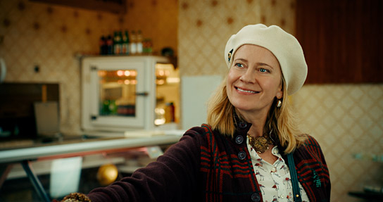 Caroline Peters in "Die Unschärferelation der Liebe" (2023)