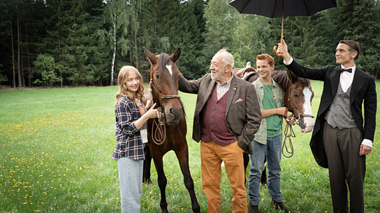 Martha Haberland, Dieter Hallervorden, Franz Ferdinand Krause, Lucas Tavernier (v.l.n.r.) in "Ponyherz - wild und frei" (2023)