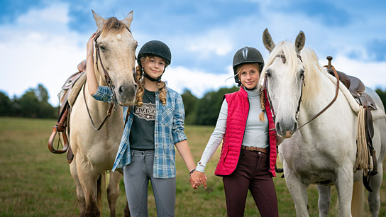 Jolina Amely Trinks, Felizia Trube (v.l.n.r.) in "Ponyherz - wild und frei" (2023)