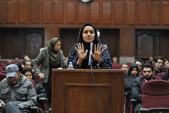 Reyhaneh Jabbari (vorne) ("Sieben Winter in Teheran", 2023)