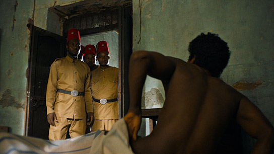 Gudrun Columbus Mwanyika (vorne rechts) in "Die Liebe in ungleichen Zeiten" (2021)