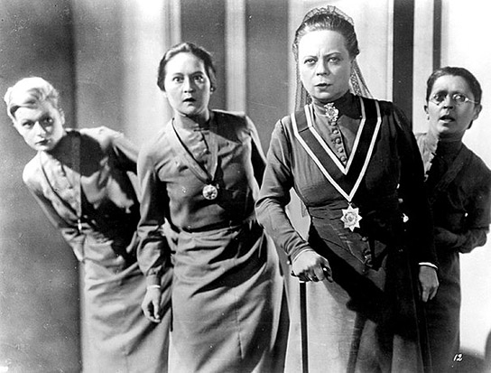 Emilie Unda (2.v.r.), Hedwig Schlichter (rechts) in "Mädchen in Uniform" (1931)