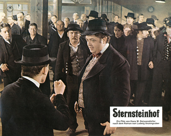 Tilo Prückner (von hinten), Peter Kern (vorne Mitte) in "Sternsteinhof" (1976)