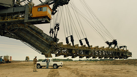 Markus Hering (rechts) in "Fossil" (2023)