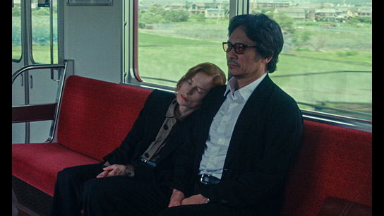 Isabelle Huppert, Tsuyoshi Ihara (v.l.n.r.) in "Madame Sidonie in Japan" (2023)