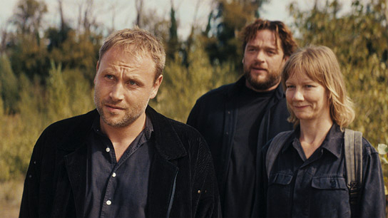 Max Riemelt, Ronald Zehrfeld, Sandra Hüller (v.l.n.r.) in "Zwei zu eins" (2024)