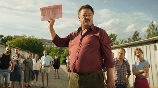 Peter Kurth (vorne), Max Riemelt (2.v.r.), Sandra Hüller (rechts) in "Zwei zu eins" (2024)