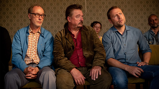 Martin Brambach, Peter Kurth, Max Riemelt (vorne v.l.n.r.) in "Zwei zu eins" (2024)