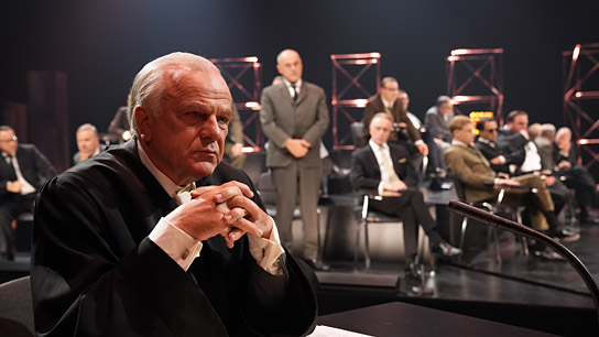 Bernhard Schütz (vorne) in "Die Ermittlung" (2024)