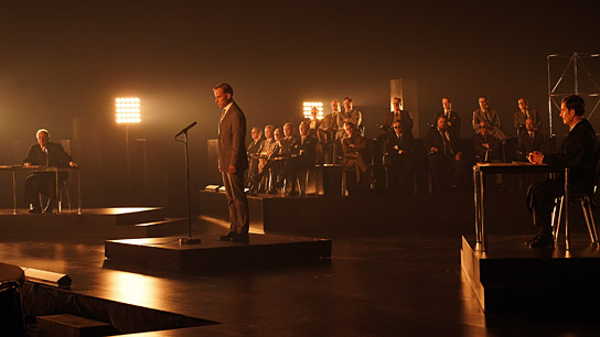 Bernhard Schütz (links), Tom Wlaschiha (stehend), Clemens Schick (rechts) in "Die Ermittlung" (2024)