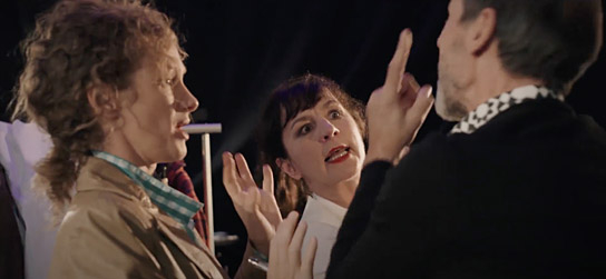 Katharina Bellena (Mitte), Armin Marewski (rechts) in "Immerhin: Die Kunst, die Kunst" (2023)