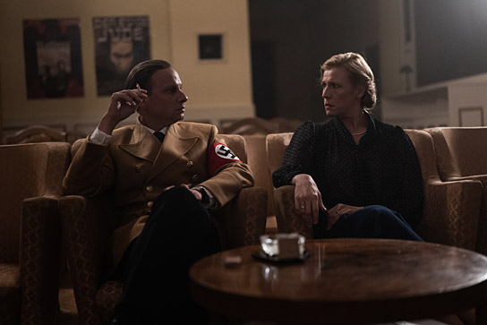 Robert Stadlober, Franziska Weisz (v.l.n.r.) in "Führer und Verführer" (2024) 