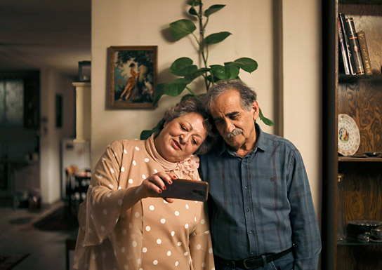 Lily Farhadpour, Esmail Mehrabi (v.l.n.r.) in "Ein kleines Stück vom Kuchen" (2024)