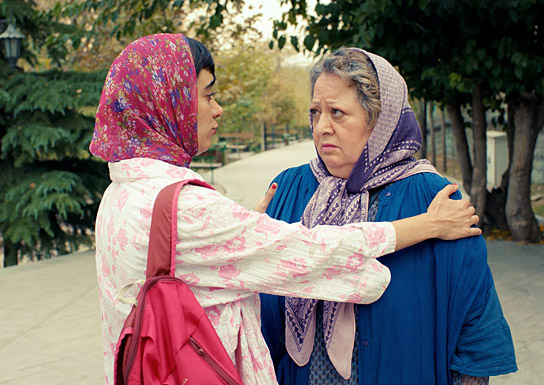 Lily Farhadpour (rechts) in "Ein kleines Stück vom Kuchen" (2024)