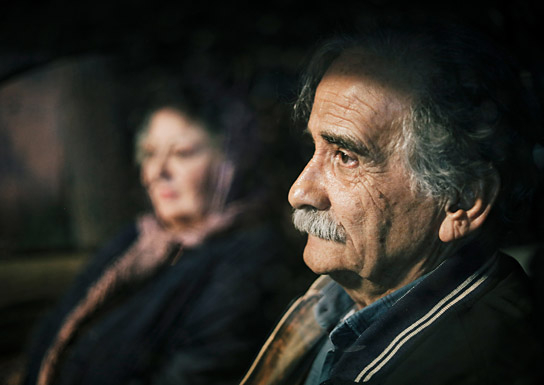 Lily Farhadpour, Esmail Mehrabi (v.l.n.r.) in "Ein kleines Stück vom Kuchen" (2024)