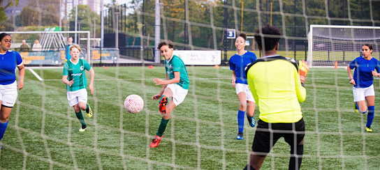 Anouar Kasmi (3.v.l.) in "Bleib am Ball - Egal was kommt!" (2022)