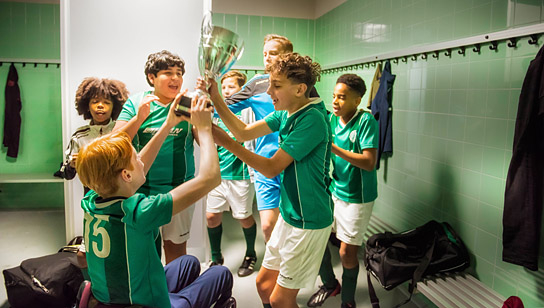 Maik Cillekens (vorne links), Anouar Kasmi (vorne rechts) in "Bleib am Ball - Egal was kommt!" (2022)