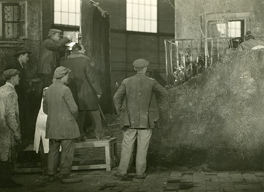 Guido Seeber (oben hinter der Kamera), G. W. Pabst (2.v.r., auf Podest) bei den Dreharbeiten zu "Die freudlose Gasse" (1925)