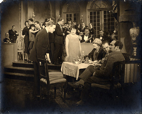 Henry Stuart, Gräfin Agnes Esterhazy, Ilka Grüning, Karl Etlinger, Robert Garrison (vorne, v.l.n.r.) in "Die freudlose Gasse" (1925)