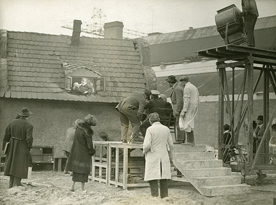 Bei den Dreharbeiten zu "Die freudlose Gasse" (1925)