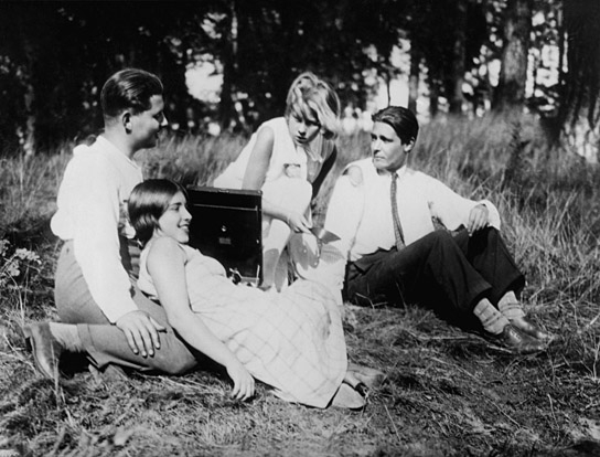 Erwin Splettstößer, Christl Ehlers, Brigitte Borchert, Wolfgang von Waltershausen (v.l.n.r.) in "Menschen am Sonntag" (1930)