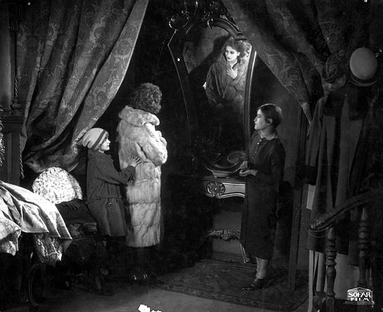 Loni Nest, Greta Garbo, Valeska Gert (v.l.n.r.) in "Die freudlose Gasse" (1925)