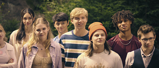 Emilia Pieske, Charlotte Hagenbucher, Lilith Johna, Emil Mascheck, Leonard Conrads, Jakob Weingärtner, Noel Diop, Thilo Fridolin Matthes (v.l.n.r.) in "Die Schule der magischen Tiere 3" (2024)