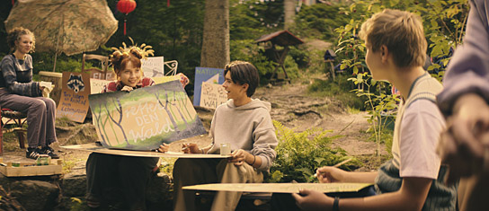 Emilia Maier (2.v.l.) Loris Sichrovsky (3.v.l.), Leonard Conrads (rechts, von hinten) in "Die Schule der magischen Tiere 3" (2024)