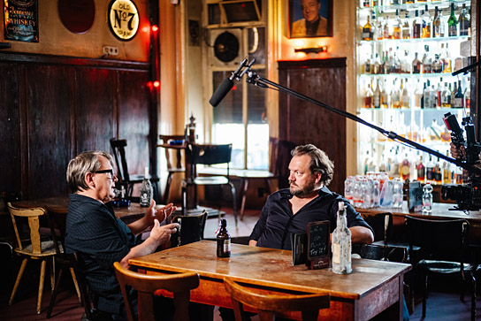 Sven Regener, Charly Hübner (v.l.n.r.) in "Element of Crime in Wenn es dunkel und kalt wird in Berlin" (2024)