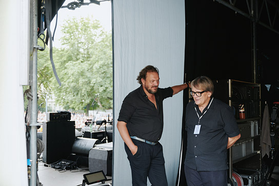 Charly Hübner, Sven Regener (v.l.n.r.) in "Element of Crime in Wenn es dunkel und kalt wird in Berlin" (2024)