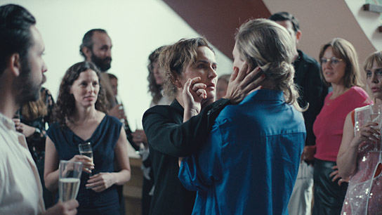 Marie-Lou Sellem, Anne Haug (Mitte v.l.n.r.) in "Sad Jokes" (2024)