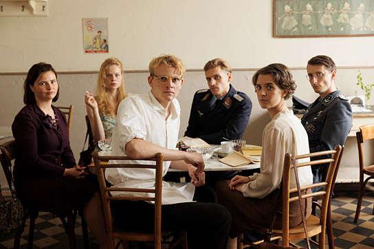 Johannes Hegemann, Liv Lisa Fries (vorne v.l.n.r.), Lisa Hrdina, Emma Bading, Nico Ehrenteit, Jacob Keller (hinten v.l.n.r.) in "In Liebe, Eure Hilde" (2024)