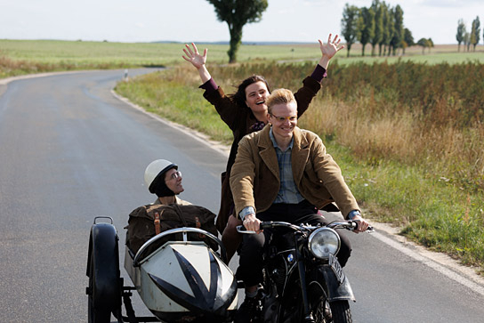 Liv Lisa Fries (links), Lisa Hrdina (hinten auf Motorrad), Johannes Hegemann (vorne auf Motorrad) in "In Liebe, Eure Hilde" (2024)