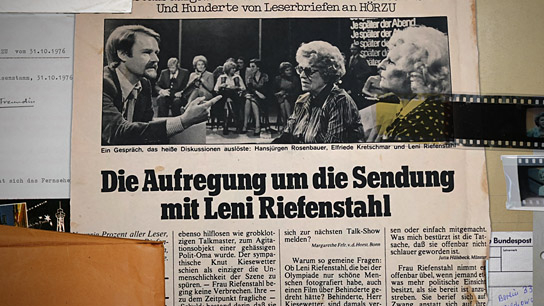 Zeitungsausschnitt aus der Hörzu zur Talkshow "Je später der Abend", 1976 ("Riefenstahl", 2024)