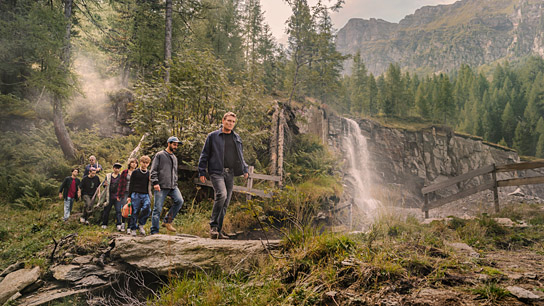 Emile Chérif (links), Viv Lee Thomas (vorne 2.v.l.), Laurin Hong (3.v.l.), Olivia Sinclair (4.v.l.), Emil Bloch (5.v.l.), Oliver Masucci (rechts) in "Woodwalkers" (2024)