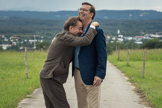 Jan Josef Liefers, Michael Mertens (v.l.n.r.) in "Alter weißer Mann" (2024)