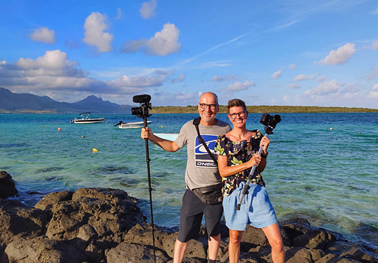 Christian Wüstenberg, Silke Schranz (v.l.n.r.) bei den Dreharbeiten zu "Mauritius ‐ Die Fernwehmacher unterwegs im Tropenparadies" (2024)