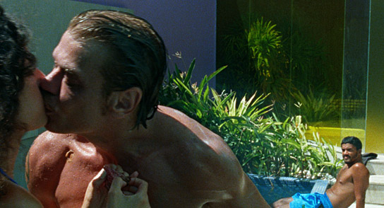 Fabio Assunção (Mitte), Iago Xavier (rechts) in "Motel Destino" (2024)