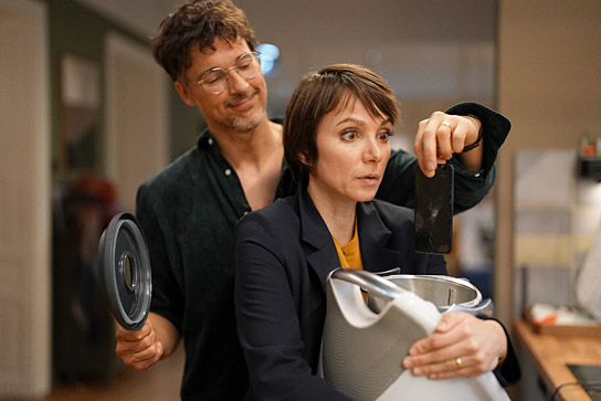 Florian David Fitz, Julia Koschitz (v.l.n.r.) in "Der Vierer" (2024)