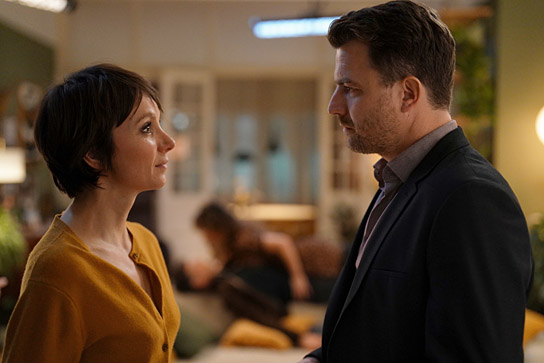 Julia Koschitz, Friedrich Mücke (v.l.n.r.) in "Der Vierer" (2024)